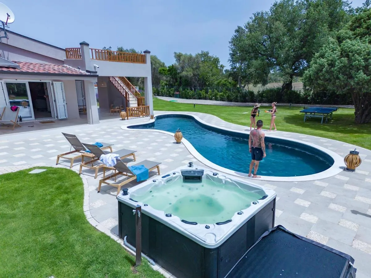 Villa Golden Root Real Estate سان تيودورو