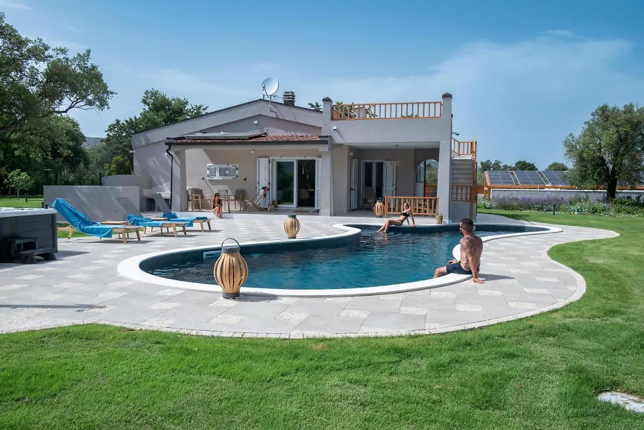 Villa Golden Root Real Estate سان تيودورو